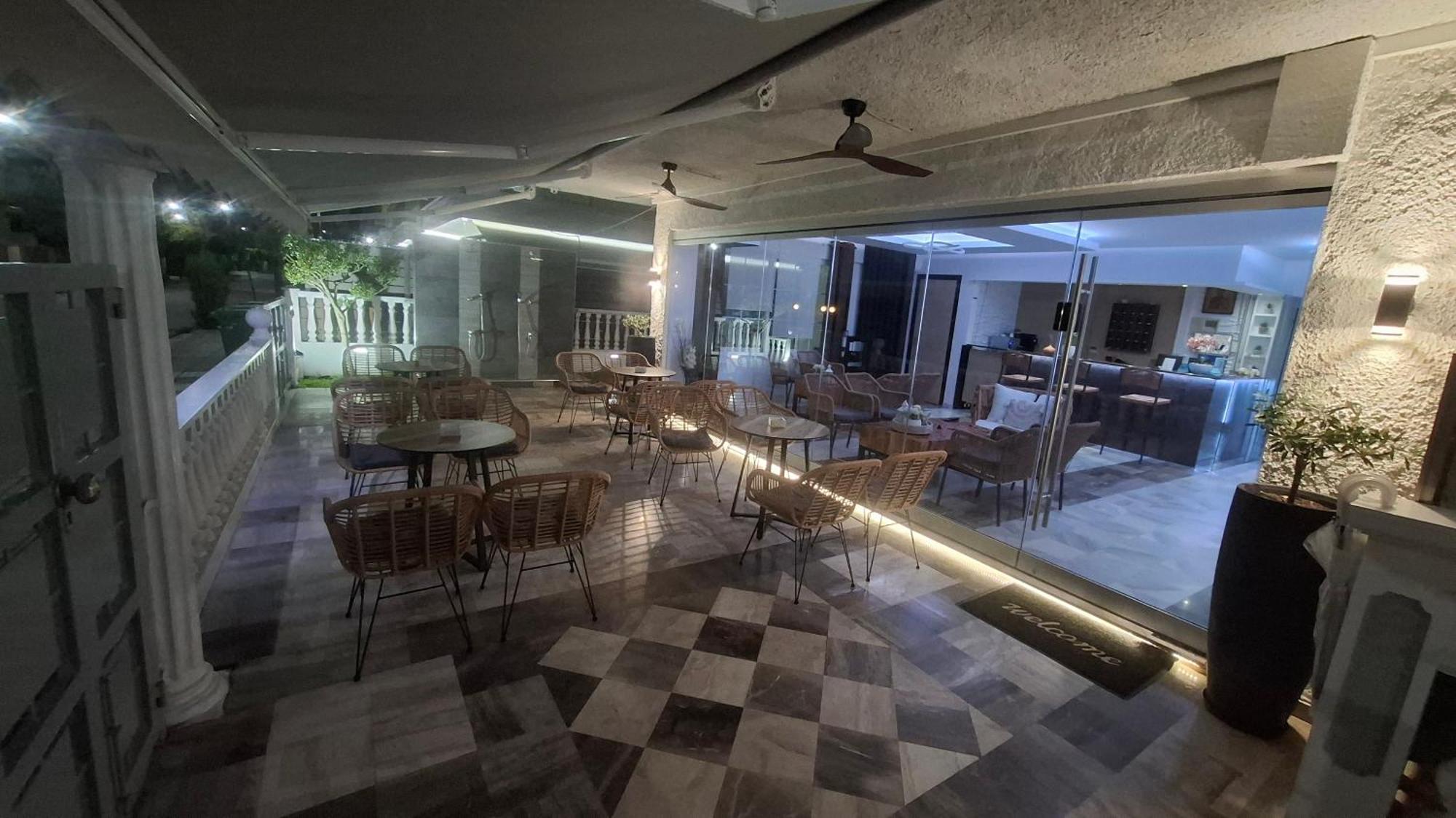 Hotel Kostas Olympiakí Aktí Dış mekan fotoğraf
